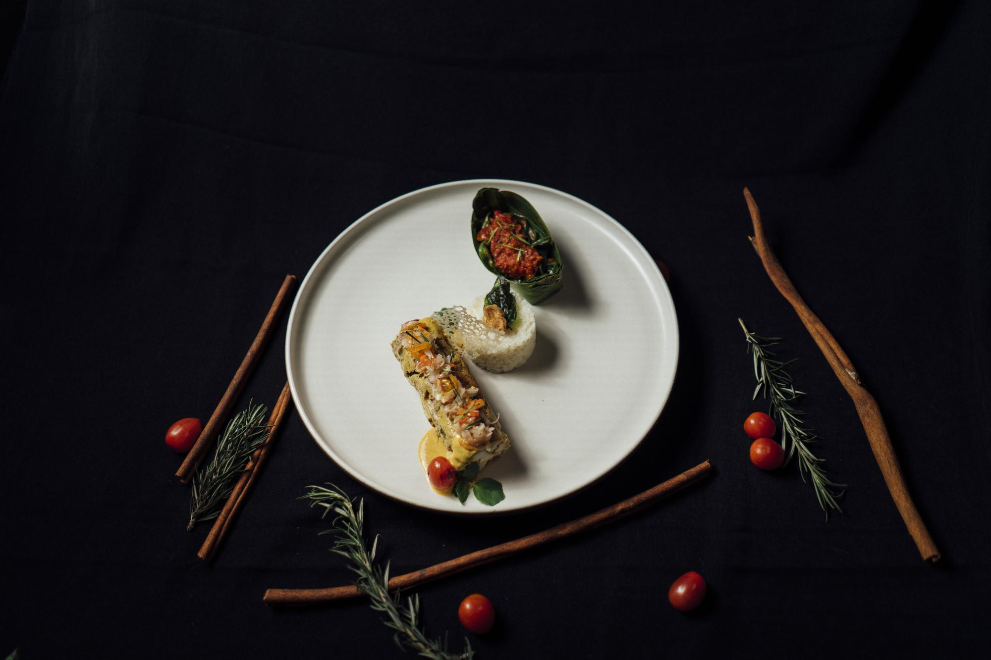 Piatto finito in stile gourmet su fondo scuro